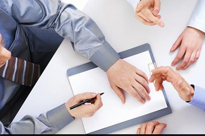 银行可否对信用卡逾期者上门至工作单位或住所？